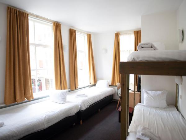 Hotel Internationaal : photo 4 de la chambre chambre quadruple avec salle de bains commune