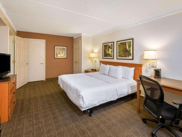 La Quinta Inn by Wyndham San Antonio Market Square : photo 2 de la chambre chambre lit king-size avec baignoire - accessible aux personnes à mobilité réduite/malentendantes - non-fumeurs