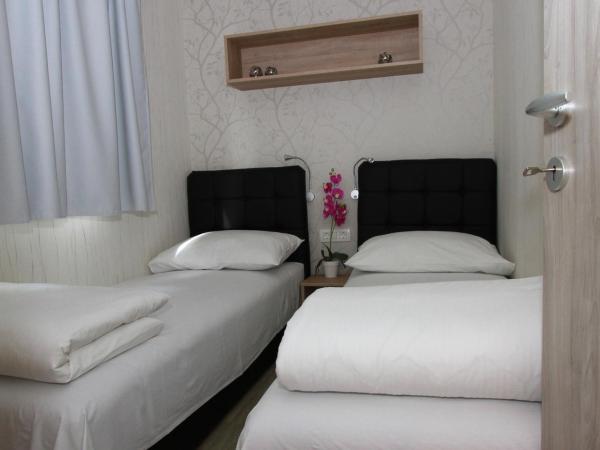 Mobile Homes Camp Galeb : photo 1 de la chambre relax three-bedroom mobile with terrace