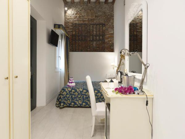 Al Mascaron Ridente : photo 5 de la chambre chambre double ou lits jumeaux