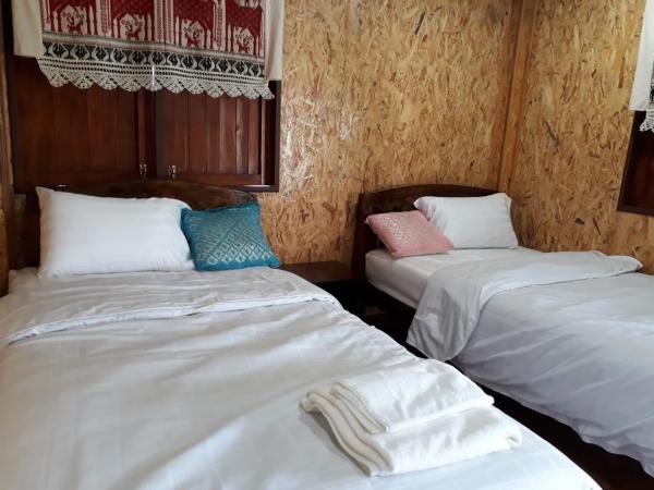 เฮือนไม้ชมนาด Huanmaichommanard : photo 1 de la chambre chambre lits jumeaux