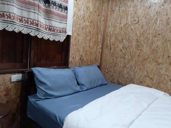 เฮือนไม้ชมนาด Huanmaichommanard : photo 3 de la chambre chambre double