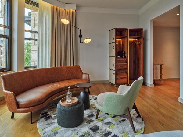 voco The Hague, an IHG Hotel : photo 2 de la chambre suite lit king-size - vue sur kneuterdijk