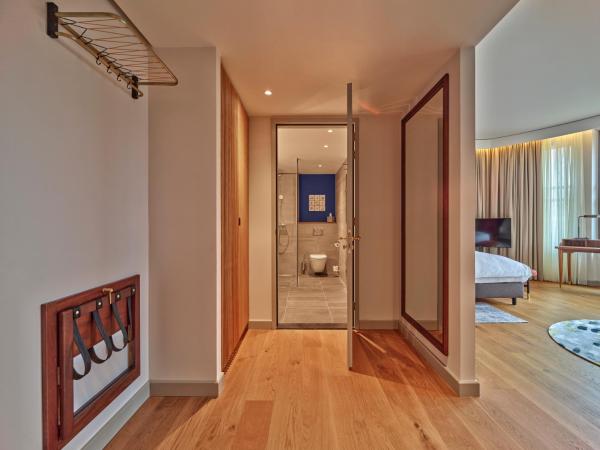 voco The Hague, an IHG Hotel : photo 3 de la chambre suite lit king-size - vue sur kneuterdijk