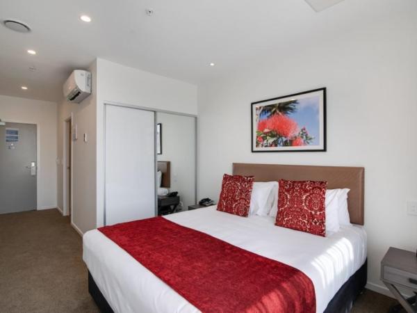 Ramada Suites by Wyndham Auckland Manukau Pacfic Centre : photo 7 de la chambre deluxe room with microwave and fridge