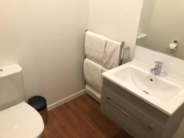 Ramada Suites by Wyndham Auckland Manukau Pacfic Centre : photo 6 de la chambre deluxe room with microwave and fridge