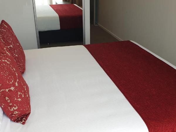 Ramada Suites by Wyndham Auckland Manukau Pacfic Centre : photo 5 de la chambre deluxe room with microwave and fridge
