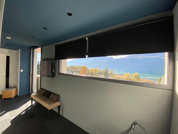 Les Suites du Lac : photo 4 de la chambre chambre double supérieure avec baignoire balnéothérapie - vue sur lac