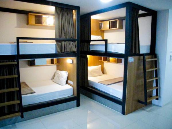 HOMEY-Don Mueang Airport Hostel : photo 10 de la chambre chambre familiale avec salle de bains privative