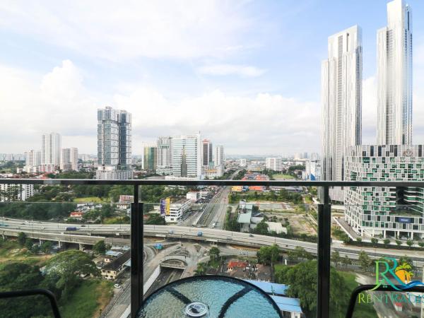 SKS Pavilion Residence by UHA : photo 5 de la chambre appartement avec balcon