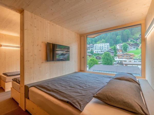 Revier Mountain Lodge Adelboden : photo 4 de la chambre chambre familiale - vue sur ville 