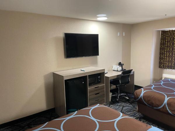 Super 8 by Wyndham San Antonio Downtown NE : photo 4 de la chambre chambre avec 2 lits queen-size - accessible aux personnes à mobilité réduite - non-fumeurs