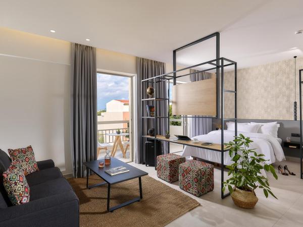 Stay 365 Heraklion Apart Hotel : photo 1 de la chambre chambre supérieure lit queen-size