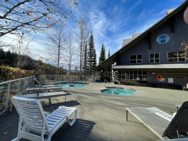 Best ski in ski out condo at Whistler : photo 3 de la chambre appartement - vue sur piscine