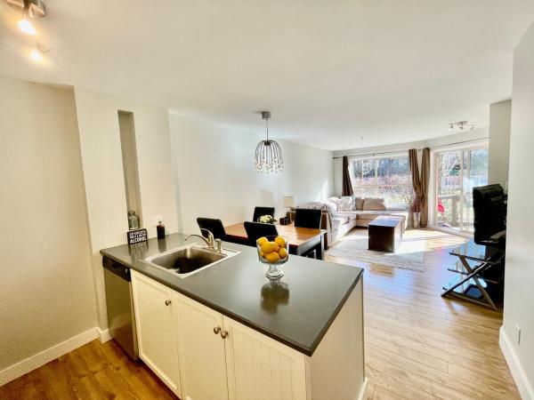 Best ski in ski out condo at Whistler : photo 6 de la chambre appartement - vue sur piscine