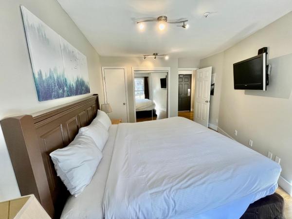 Best ski in ski out condo at Whistler : photo 9 de la chambre appartement - vue sur piscine