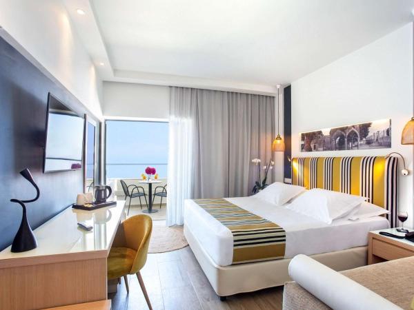 Mercure Rhodes Alexia Hotel & Spa : photo 6 de la chambre chambre privilège avec lit king-size ou lits jumeaux, canapé-lit simple et balcon - vue sur mer