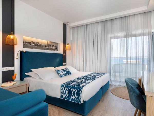 Mercure Rhodes Alexia Hotel & Spa : photo 7 de la chambre chambre privilège avec lit king-size ou lits jumeaux, canapé-lit simple et balcon - vue sur mer