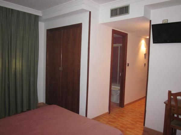 Hotel Elena María : photo 2 de la chambre chambre double ou lits jumeaux