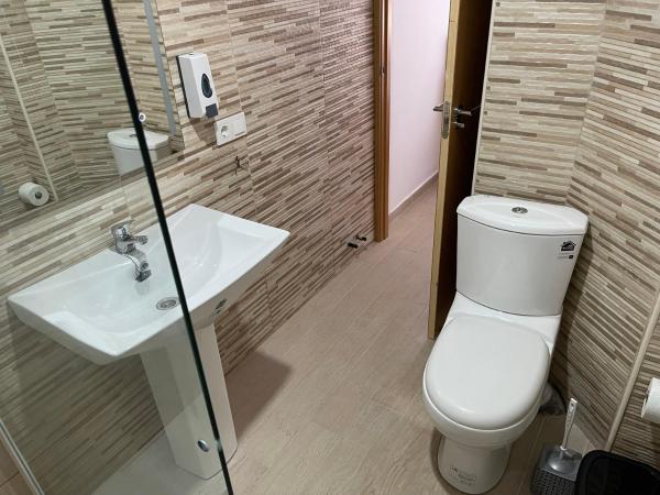 Pensión Portugal : photo 6 de la chambre chambre triple avec salle de bains privative