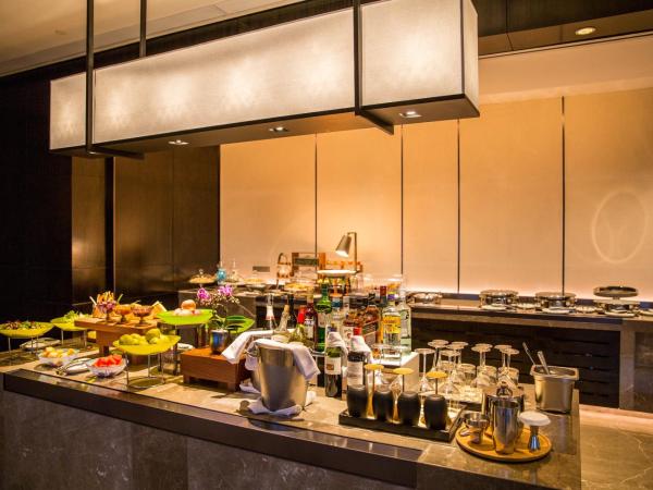 InterContinental Guangzhou Exhibition Center, an IHG Hotel - Free shuttle between hotel and Exhibition Center during Canton Fair & Exhibitor registration Counter : photo 7 de la chambre suite junior lit king-size - vue sur rivière des perles