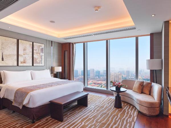 InterContinental Guangzhou Exhibition Center, an IHG Hotel - Free shuttle between hotel and Exhibition Center during Canton Fair & Exhibitor registration Counter : photo 5 de la chambre chambre classique surclassée