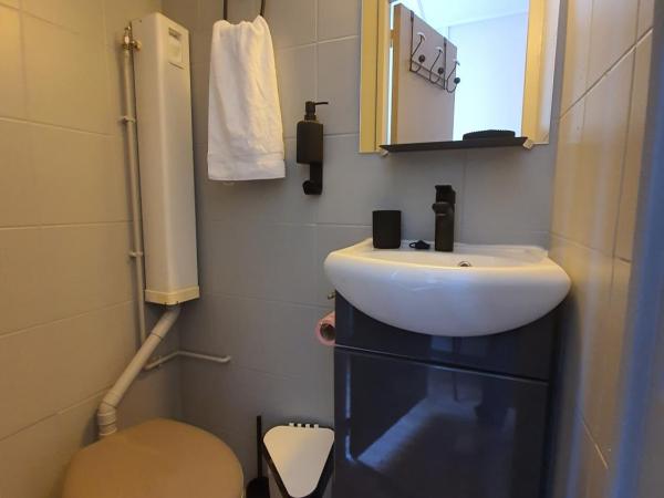 HOTEL SAVOY : photo 3 de la chambre chambre simple Économique avec douche commune
