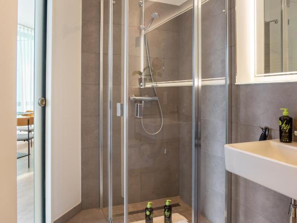 limehome Köln Friesenplatz - Digital Access : photo 3 de la chambre suite xl + balcony & sofa bed - street view