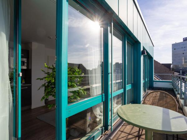 limehome Köln Friesenplatz - Digital Access : photo 10 de la chambre suite xl + balcony & sofa bed - street view