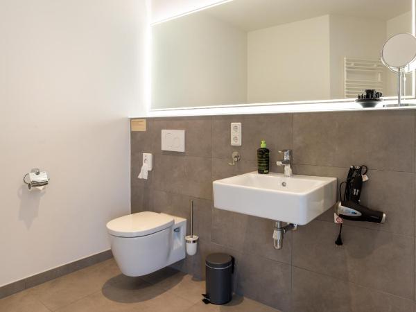 limehome Köln Friesenplatz - Digital Access : photo 4 de la chambre suite xl with balcony and street view