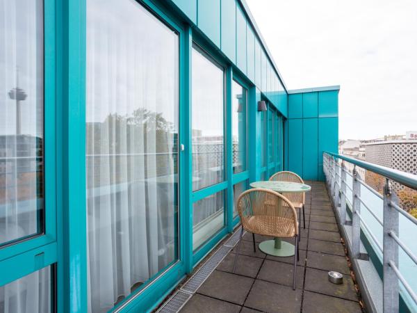 limehome Köln Friesenplatz - Digital Access : photo 9 de la chambre suite xl with balcony and street view