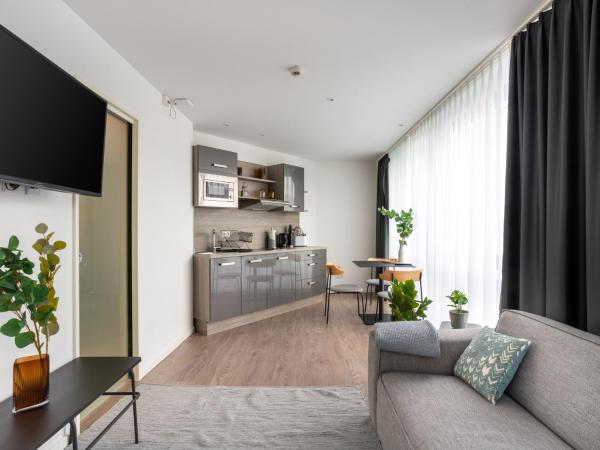 limehome Köln Friesenplatz - Digital Access : photo 8 de la chambre suite xl with balcony and street view