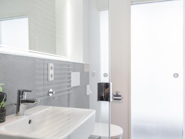 limehome Köln Friesenplatz - Digital Access : photo 5 de la chambre suite xl with balcony & courtyard view