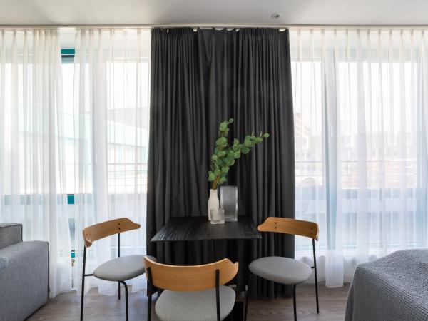 limehome Köln Friesenplatz - Digital Access : photo 4 de la chambre suite xl with balcony & courtyard view