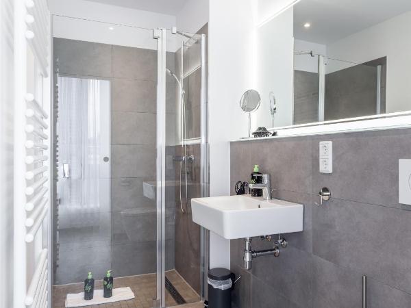 limehome Köln Friesenplatz - Digital Access : photo 10 de la chambre suite xl with balcony & courtyard view