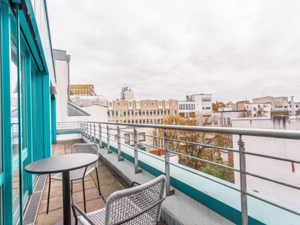 limehome Köln Friesenplatz - Digital Access : photo 6 de la chambre suite xl with balcony & courtyard view