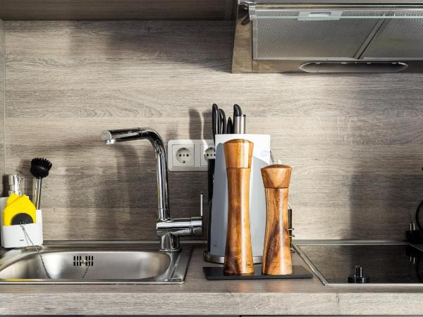 limehome Köln Friesenplatz - Digital Access : photo 5 de la chambre suite m with street view