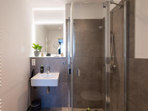 limehome Köln Friesenplatz - Digital Access : photo 3 de la chambre suite m with street view