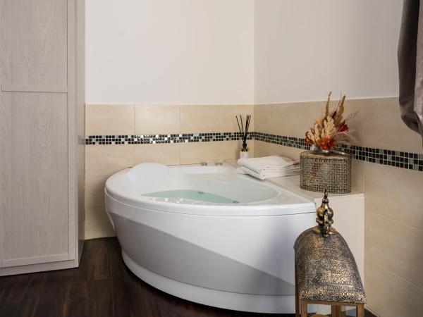 Albergo Rossini 1936 - Small & Charming : photo 10 de la chambre suite exécutive avec bain à remous