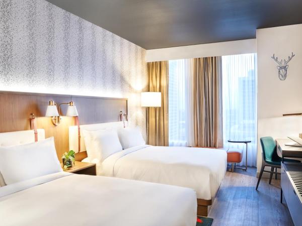 Hyatt Centric Downtown Denver : photo 1 de la chambre chambre 2 lits queen-size avec douche accessible en fauteuil roulant - accessible aux personnes à mobilité réduite