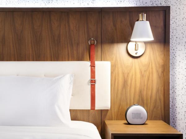 Hyatt Centric Downtown Denver : photo 6 de la chambre chambre lit king-size avec douche accessible en fauteuil roulant - adaptée aux personnes à mobilité réduite