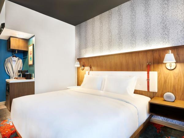 Hyatt Centric Downtown Denver : photo 7 de la chambre chambre lit king-size avec douche accessible en fauteuil roulant - adaptée aux personnes à mobilité réduite