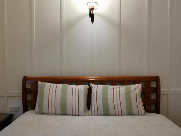 TAVEE Guesthouse : photo 1 de la chambre chambre double avec ventilateur et salle de bains commune