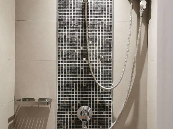 TAVEE Guesthouse : photo 4 de la chambre chambre double avec ventilateur et salle de bains commune