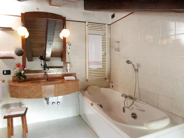 Primotel Brescia : photo 6 de la chambre chambre lit queen-size avec baignoire spa