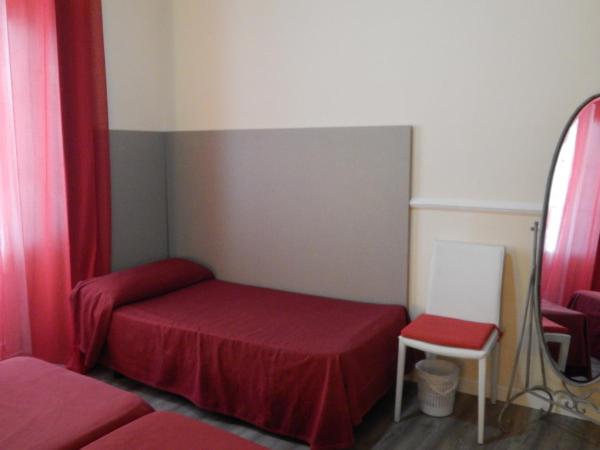 Hospederia Marqués : photo 3 de la chambre chambre triple avec salle de bains commune