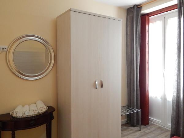 Hospederia Marqués : photo 3 de la chambre chambre double ou lits jumeaux avec salle de bains commune et balcon