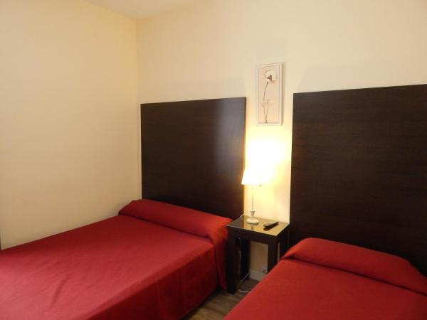 Hospederia Marqués : photo 3 de la chambre chambre triple avec salle de bains privative