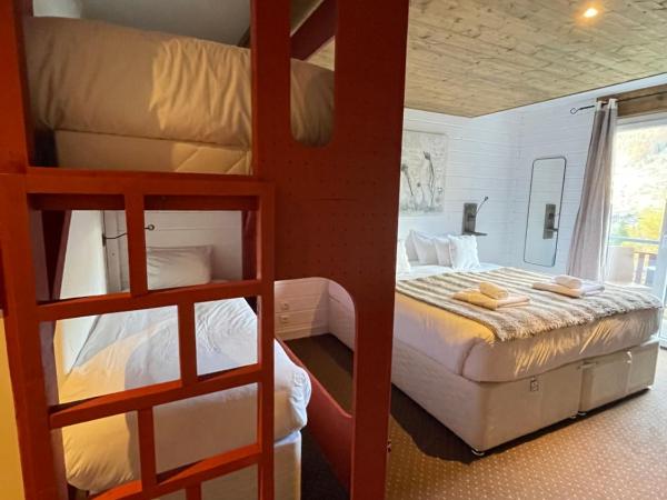 Hôtel La Chaumière : photo 1 de la chambre chambre familiale (2 adultes + 2 enfants) - petit-déjeuner gratuit