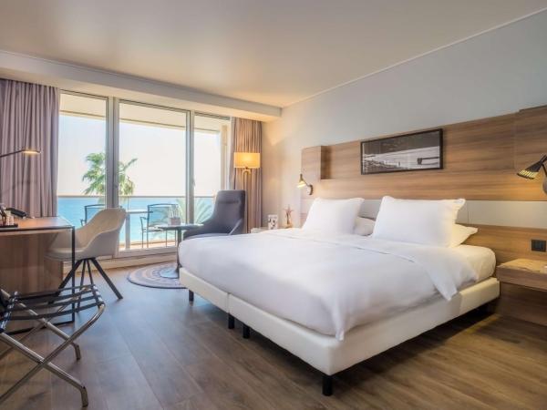 Radisson Blu Hotel Nice : photo 3 de la chambre chambre suprieure avec terrasse - vue sur mer